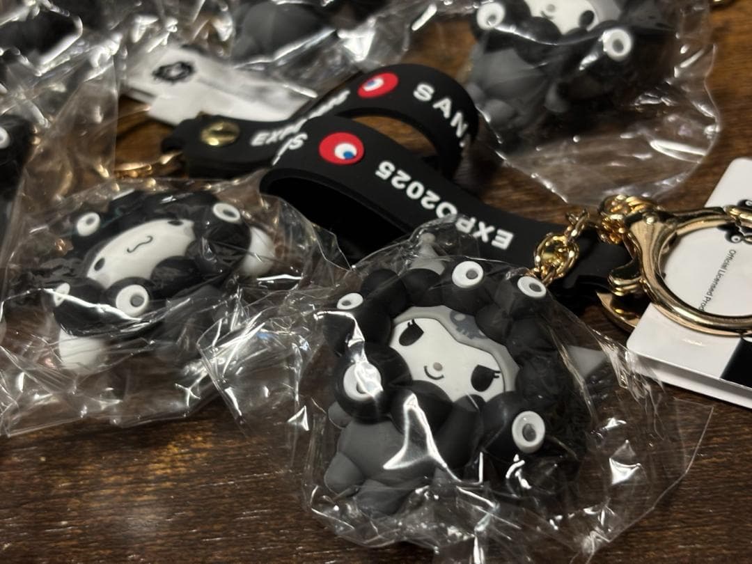 大阪関西万博　サンリオ　黒ミャクミャク　キーホルダー　全7種コンプリート