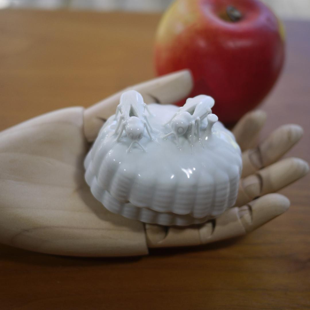 赤松白斎　蜂巣　白磁香合　透かし彫　白林窯　兵庫神崎　厄除け魔除け 縁起物仏像