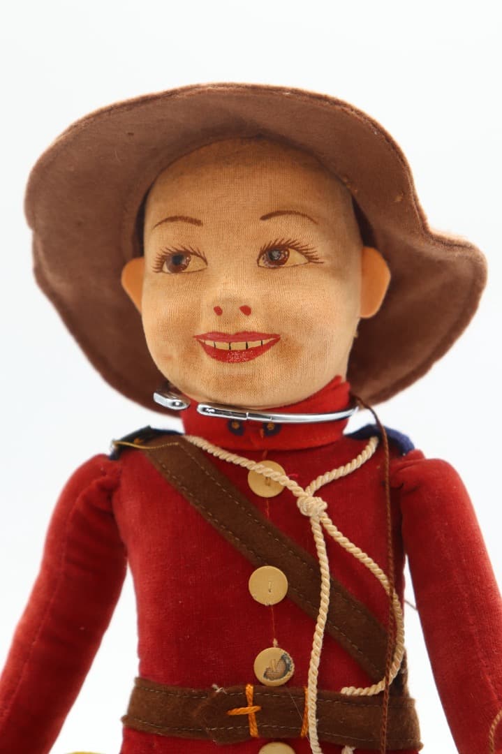ビンテージ、ノラ・ウィリングス カナダ警察の赤い制服の布製人形 35cm