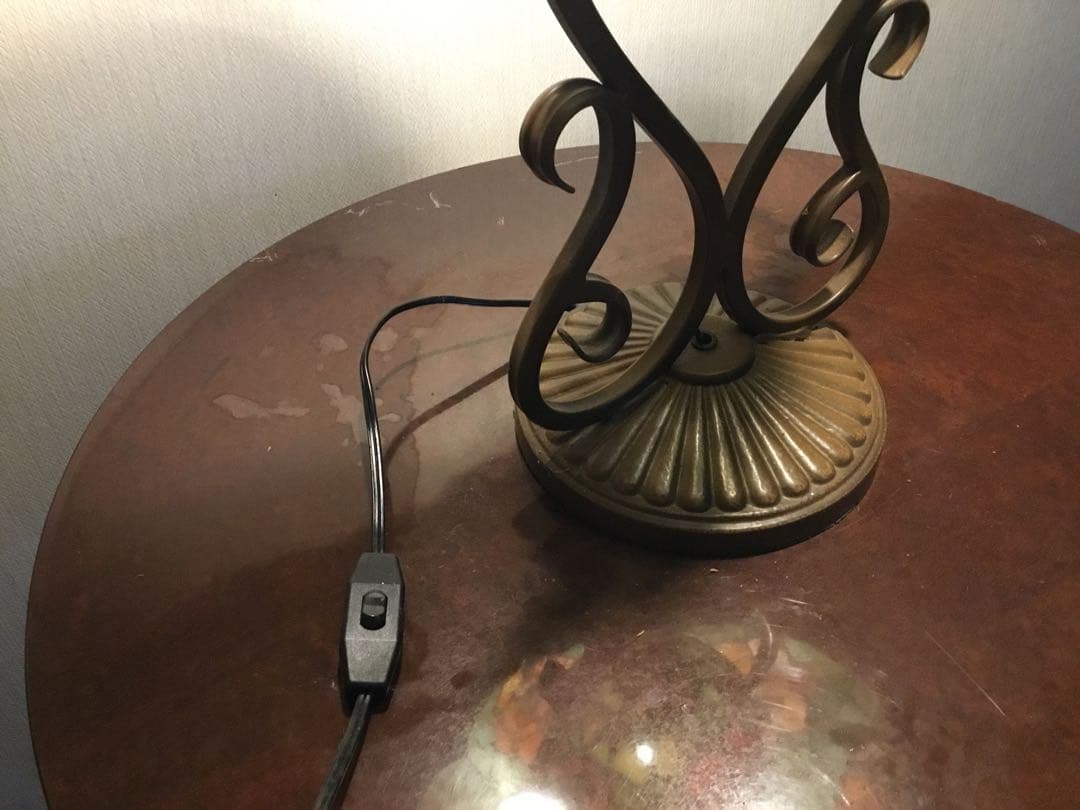 薔薇があでやかな大きなステンドグラス／宙に浮かぶ常夜灯がまるで浮かんでいる様