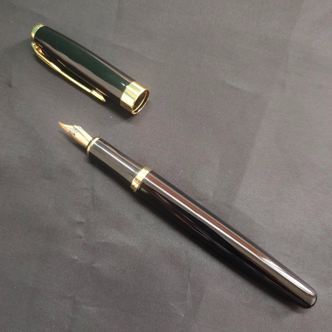 @黒い万年筆 金メッキ装飾