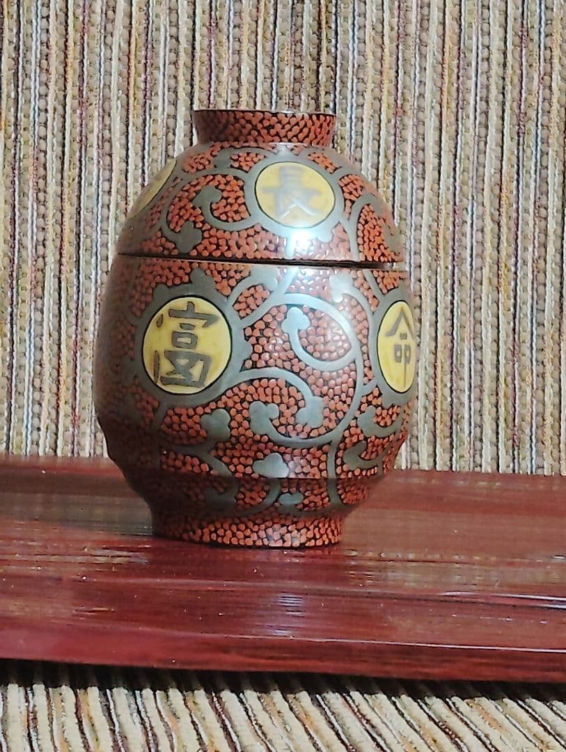 輪島塗　五島屋　徳利です。共箱です。