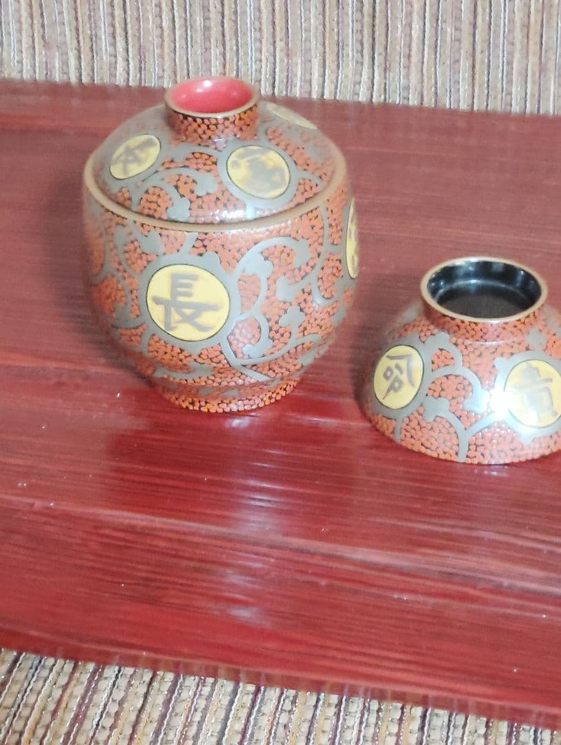 輪島塗　五島屋　徳利です。共箱です。