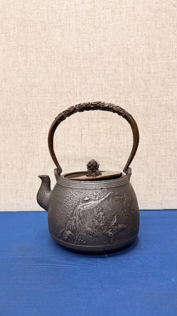 茶室の主役に！山水彫刻の鉄瓶｜和モダンインテリアにも映える逸品・幅15 高さ20