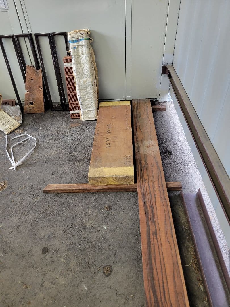 黒檀、その他高級木材の山