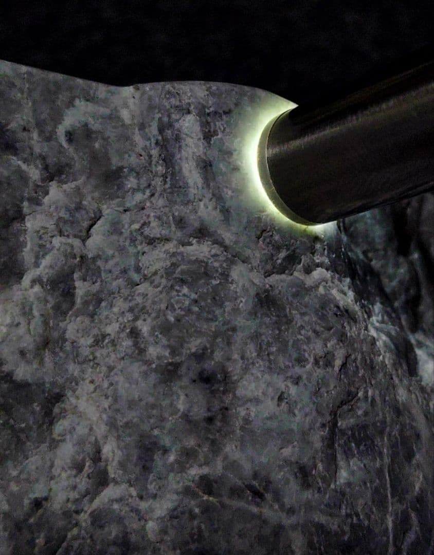 ★翡翠原石★糸魚川硬玉【小滝・転石・バレル底カット2.7Kｇ】