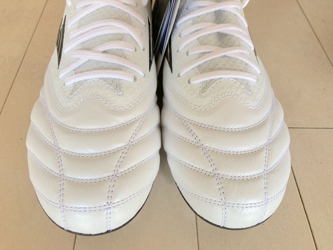 モレリアネオ4βジャパン　白　25.5㎝　新品。