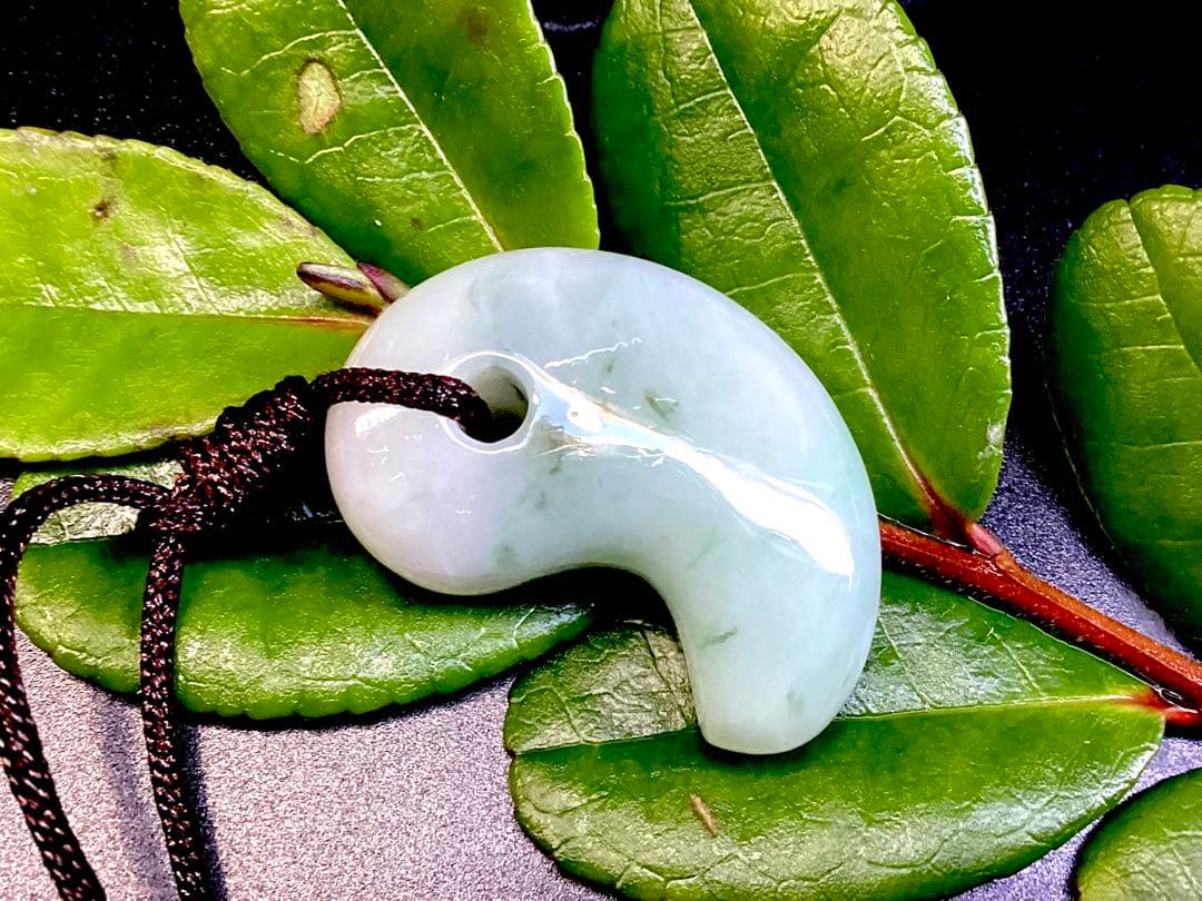 ✳premium糸魚川翡翠 紐付勾玉ネックレス いつも一緒の御守りに　鑑別書付