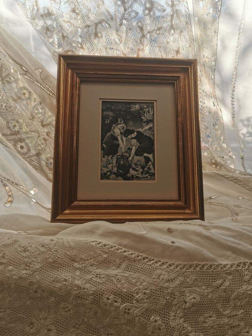 アンティーク リヨンシルク織刺繍絵 泉で水汲みをする少女達 専門店ガラス金縁額装