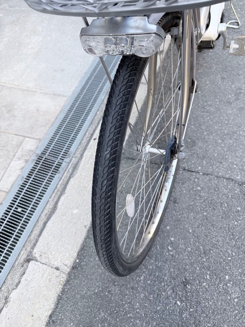 大阪府　ブリヂストン　電動アシスト自転車 シルバー 前カゴ付き