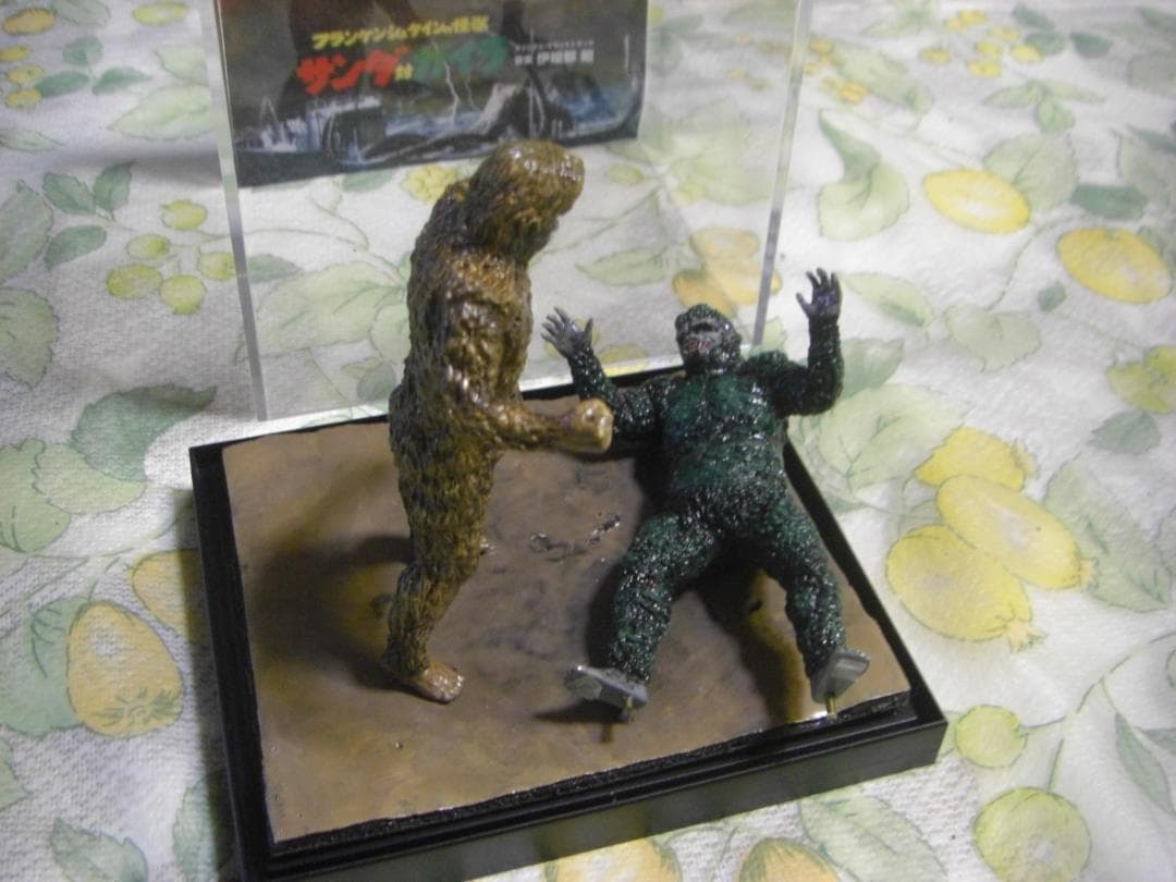 サンダ対ガイラ(1966）２体リペイント・ディスプレイケース付★ＨＧ東宝怪獣★