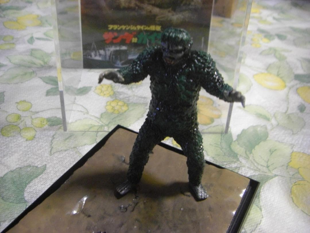 サンダ対ガイラ(1966）２体リペイント・ディスプレイケース付★ＨＧ東宝怪獣★