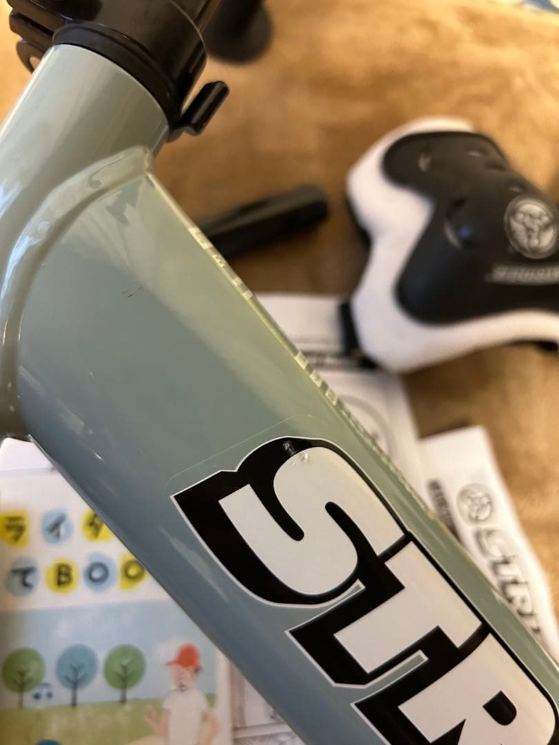 STRIDER バランスバイク 12インチ 限定カラー　専用スタンド付