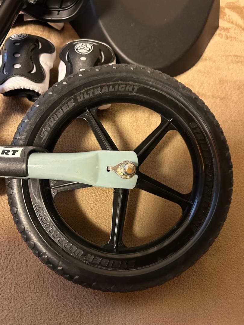 STRIDER バランスバイク 12インチ 限定カラー　専用スタンド付