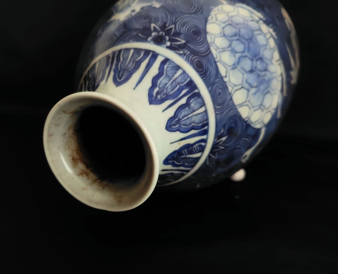 雅雨堂製　染付　壺『神獣・珍獣』高さ約30cm　渦巻文様　花入　花瓶