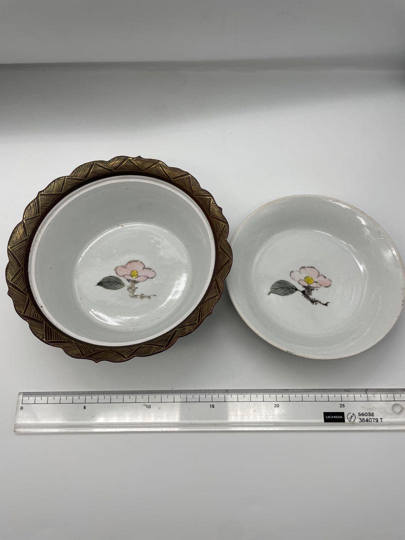 金色と銀色の装飾 陶器の印籠 九谷焼