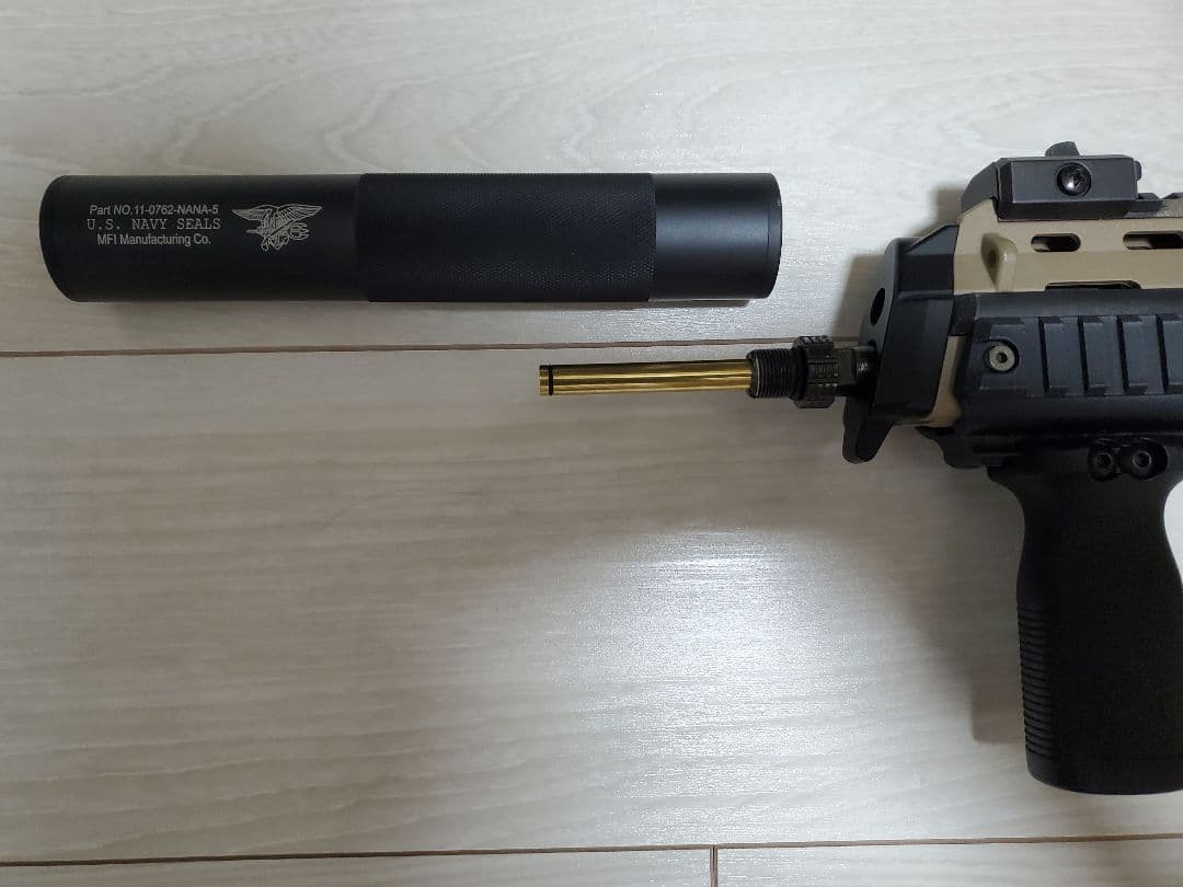 東京マルイ ガスガン MP7A2 サプレッサー等 カスタム　スペアマガジン付