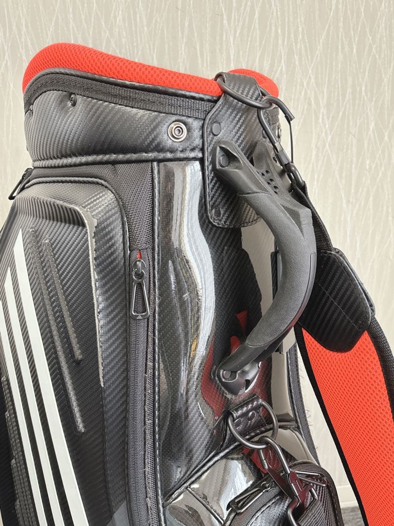 アディダス 迫力の9.5型 合成革製キャディバッグ