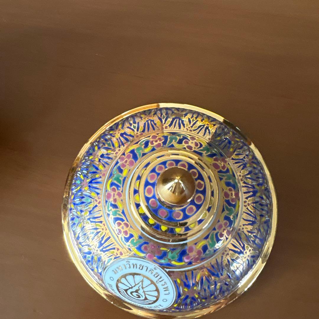 タイ　ベンジャロン焼き　置き物　ブラパー大学