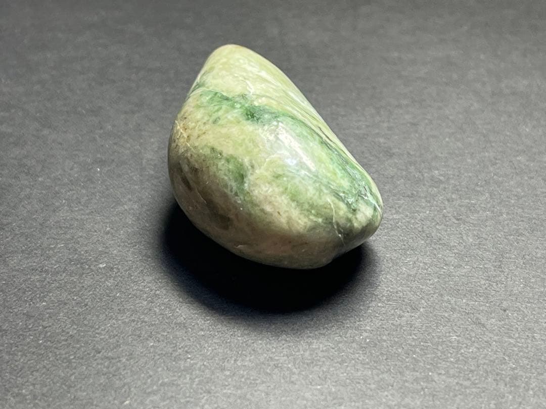 富山県産　ネフライト　白混玉　国産鉱物　標本　原石