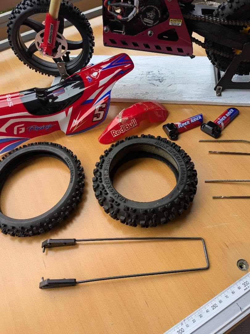 SR-5 使用期間は少です。オマケでリポバッテリーを、お付けします。