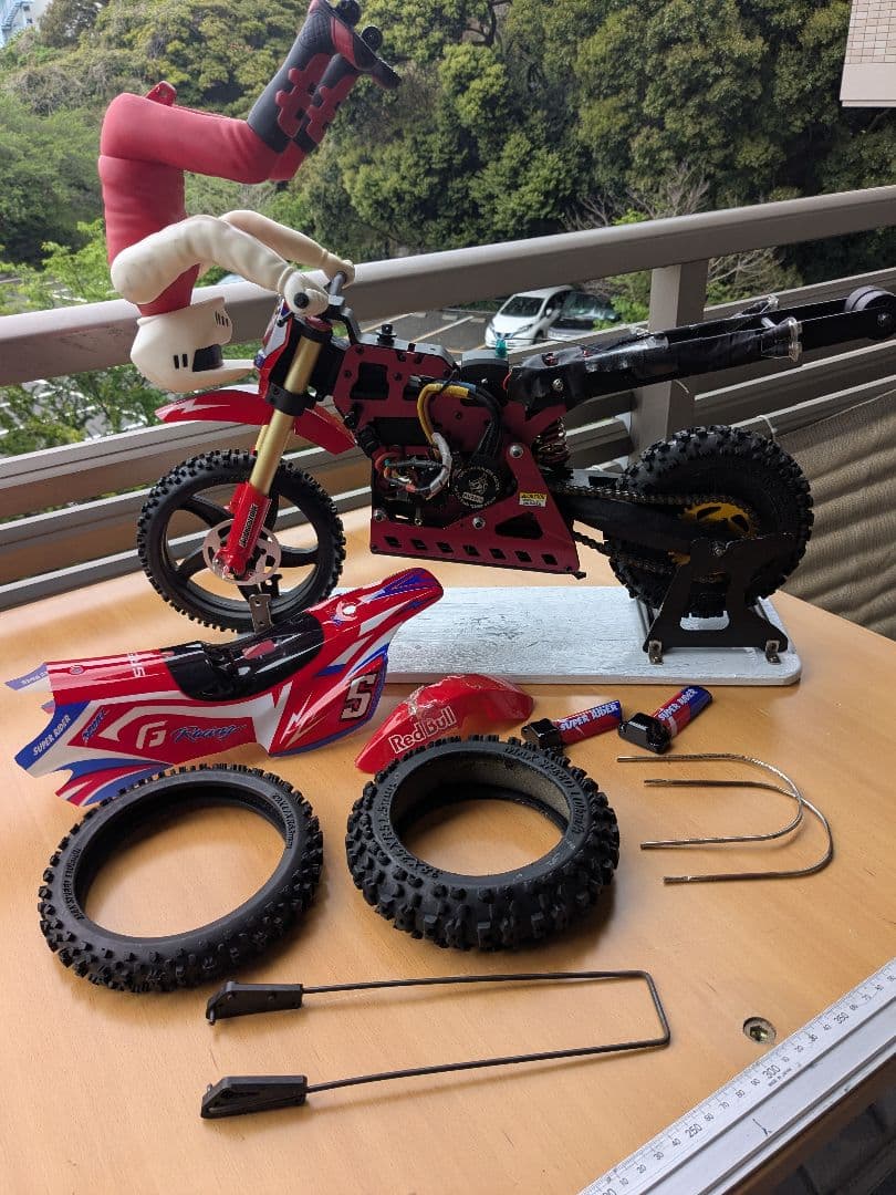 SR-5 使用期間は少です。オマケでリポバッテリーを、お付けします。