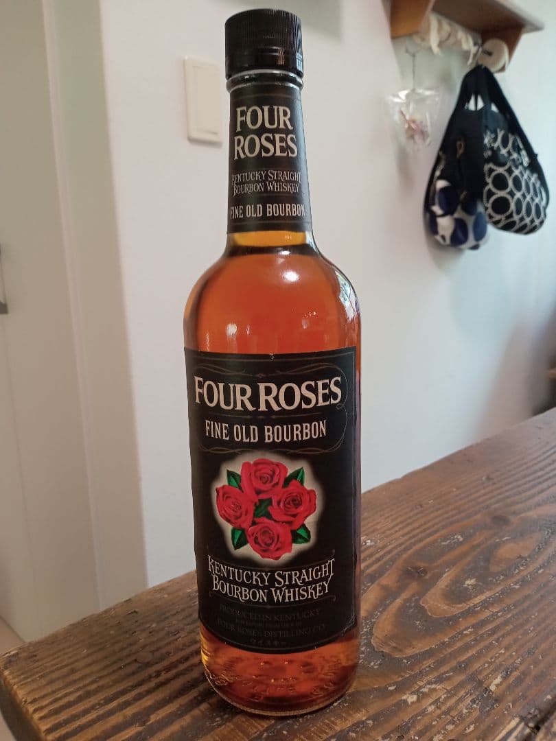 フォアローゼズブラック　超レア　旧旧ボトル　プラキャップ　未開栓