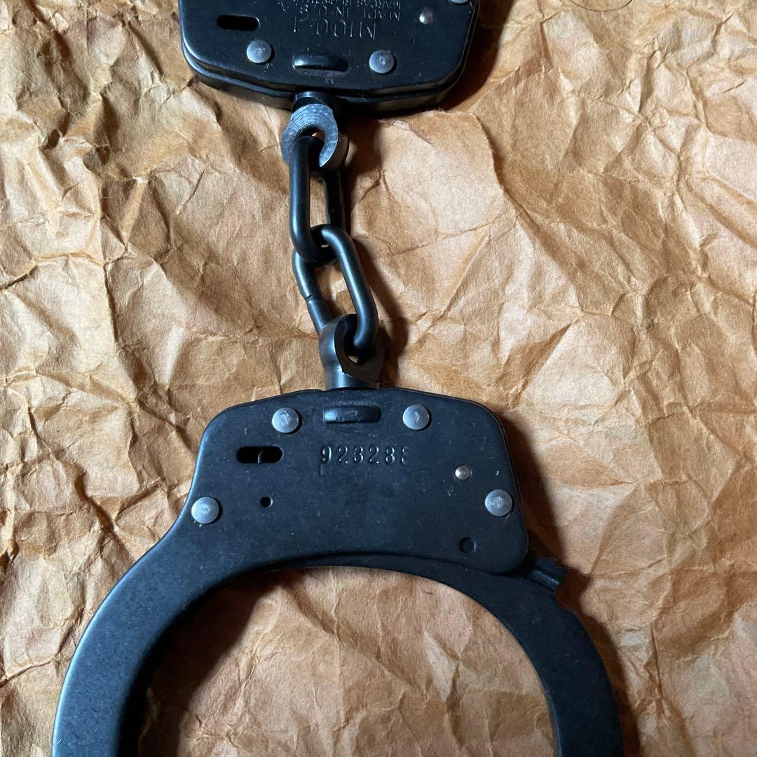 スミス&ウェッソン　ブラック手錠　アメリカ製。【鍵二つあり　金属製　美品】。