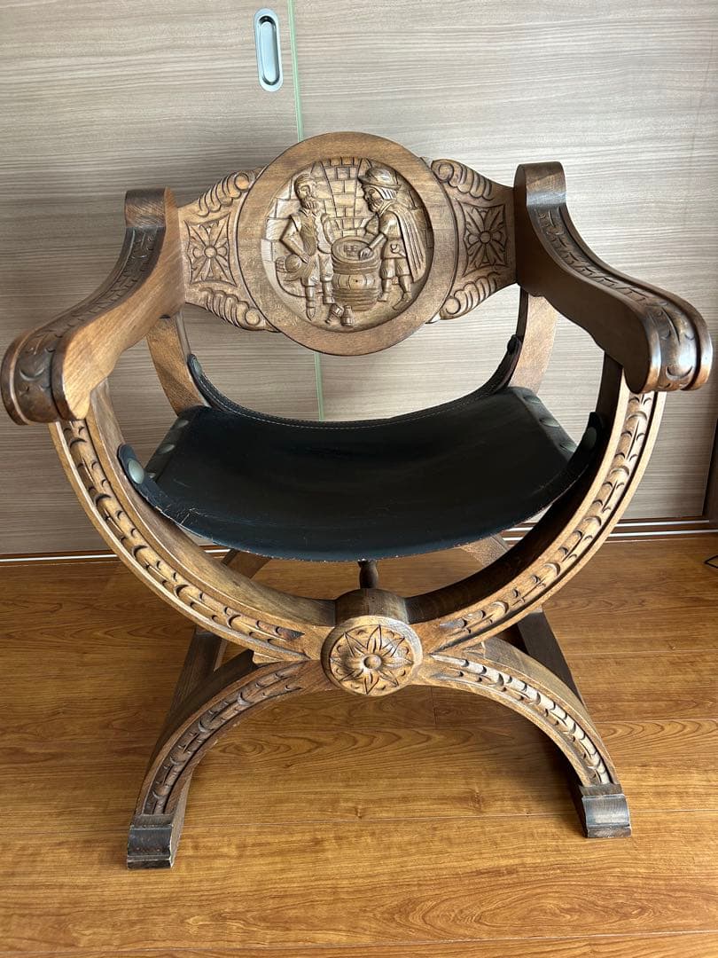 彫刻装飾付き木製椅子 黒革座面