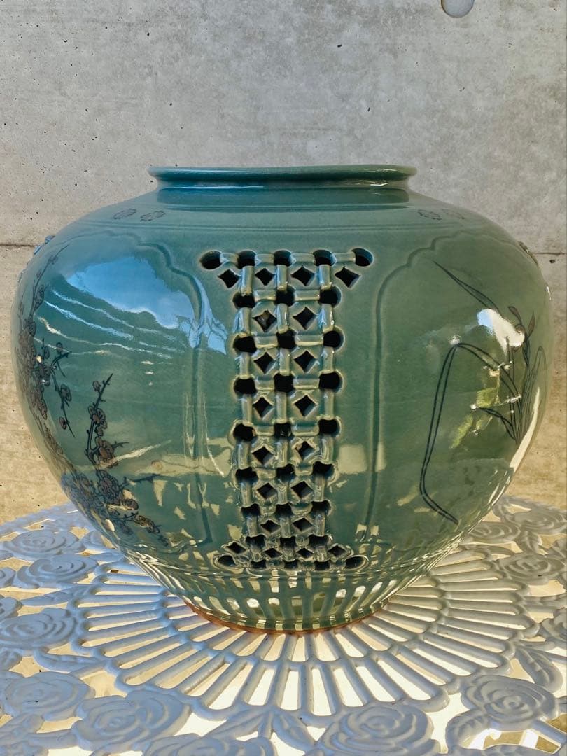 緑色陶器 透かし彫り 花と竹のデザイン （高さ30 cm）