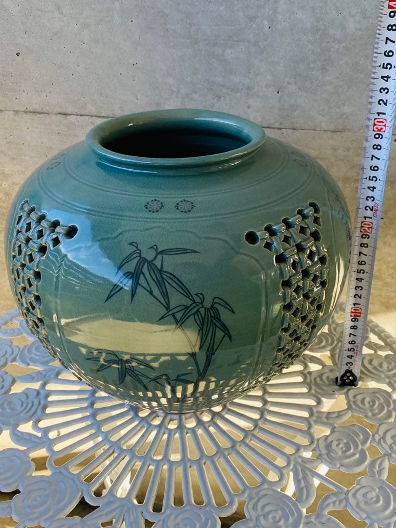 緑色陶器 透かし彫り 花と竹のデザイン （高さ30 cm）