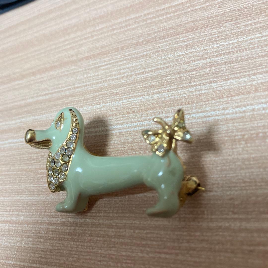 英国アンティーク 犬ブローチ 陶器orガラス製 ダックスフンド 希少