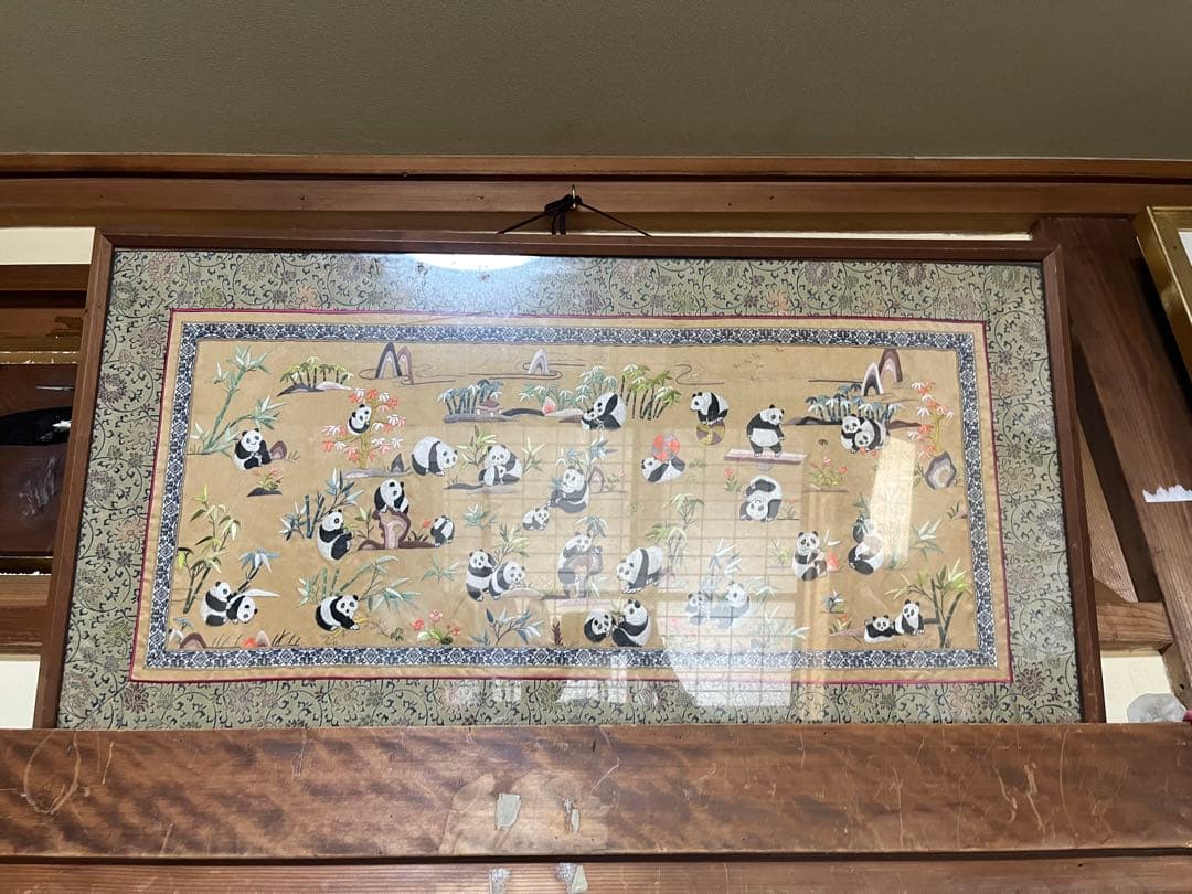 パンダ刺繍タペストリー　刺繍　飾り布　古い生地　正絹中国 アンティーク　額なし