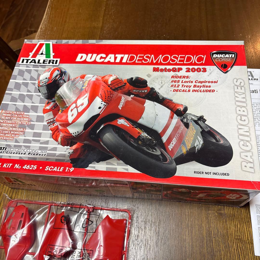 イタレリ　オートバイ　プラモデル　1/9 ドゥカティ　＆　ライダーフィギュア