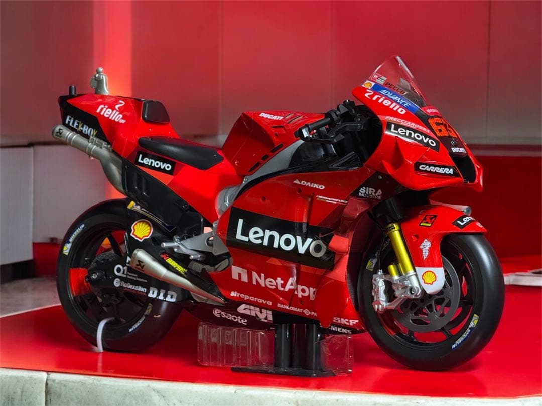 Ducati Desmosedici GP 1/6スケールモデル パニガーレv4