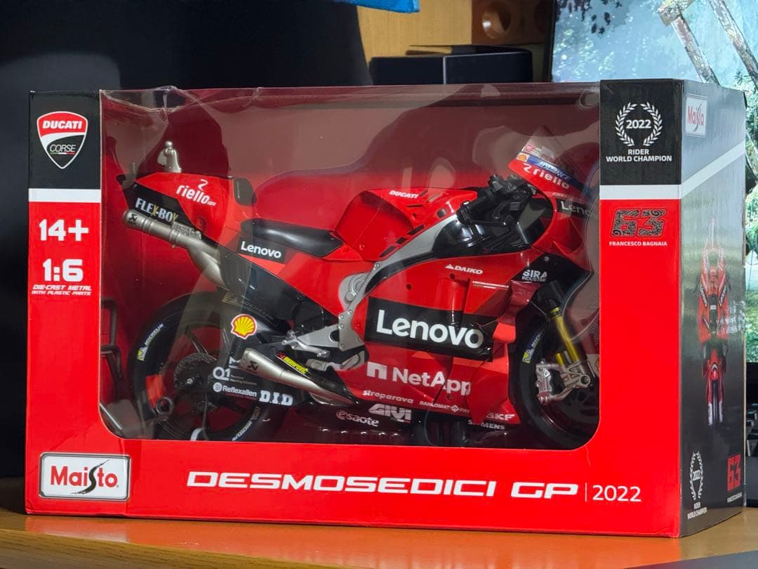 Ducati Desmosedici GP 1/6スケールモデル パニガーレv4