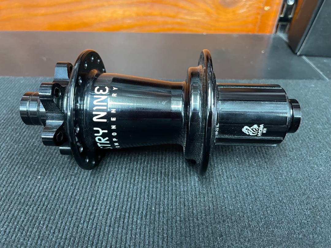 Industry Nine Hydra ハブ 32ホール ブラック