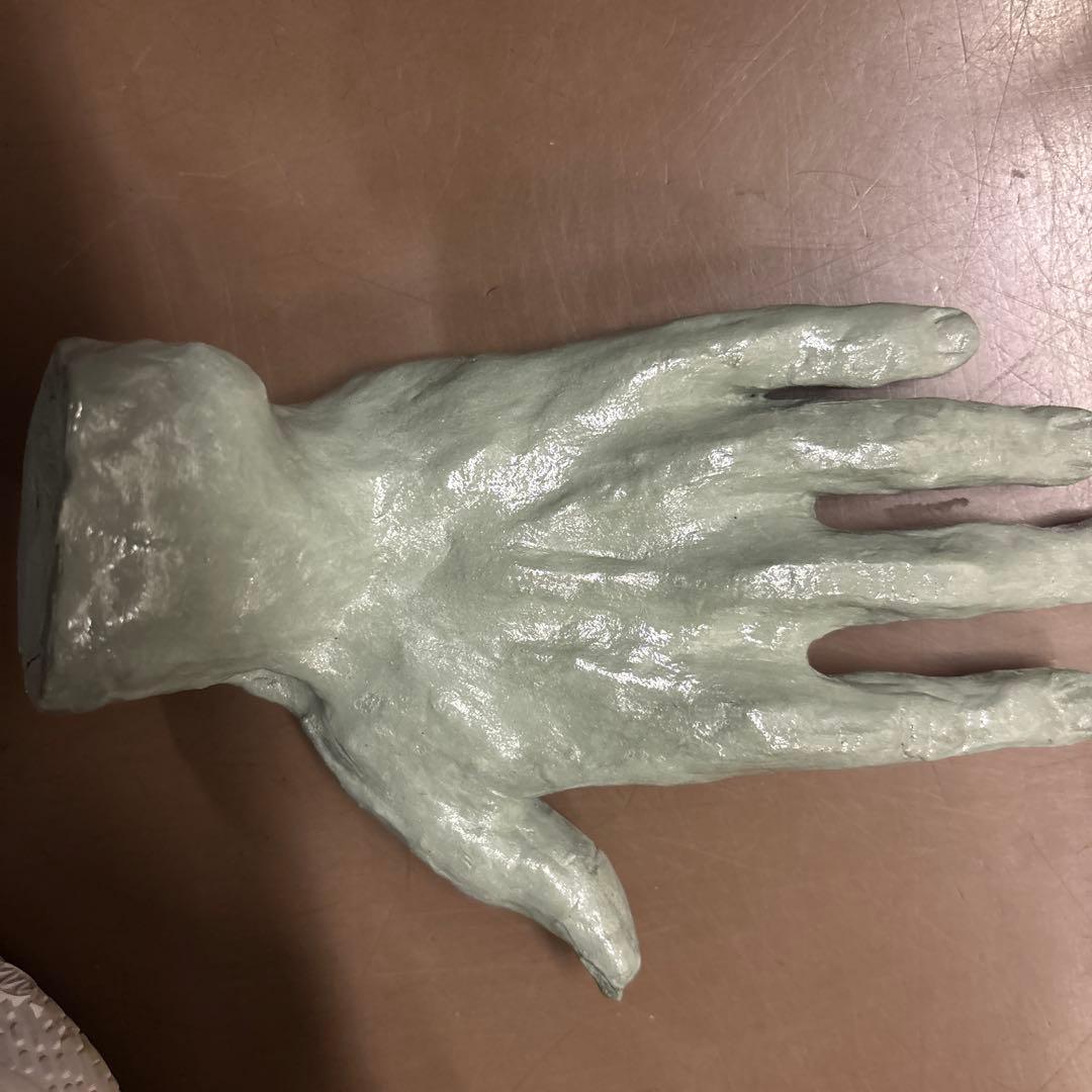 樹脂製手の彫刻 淡い緑色 光沢仕上げ