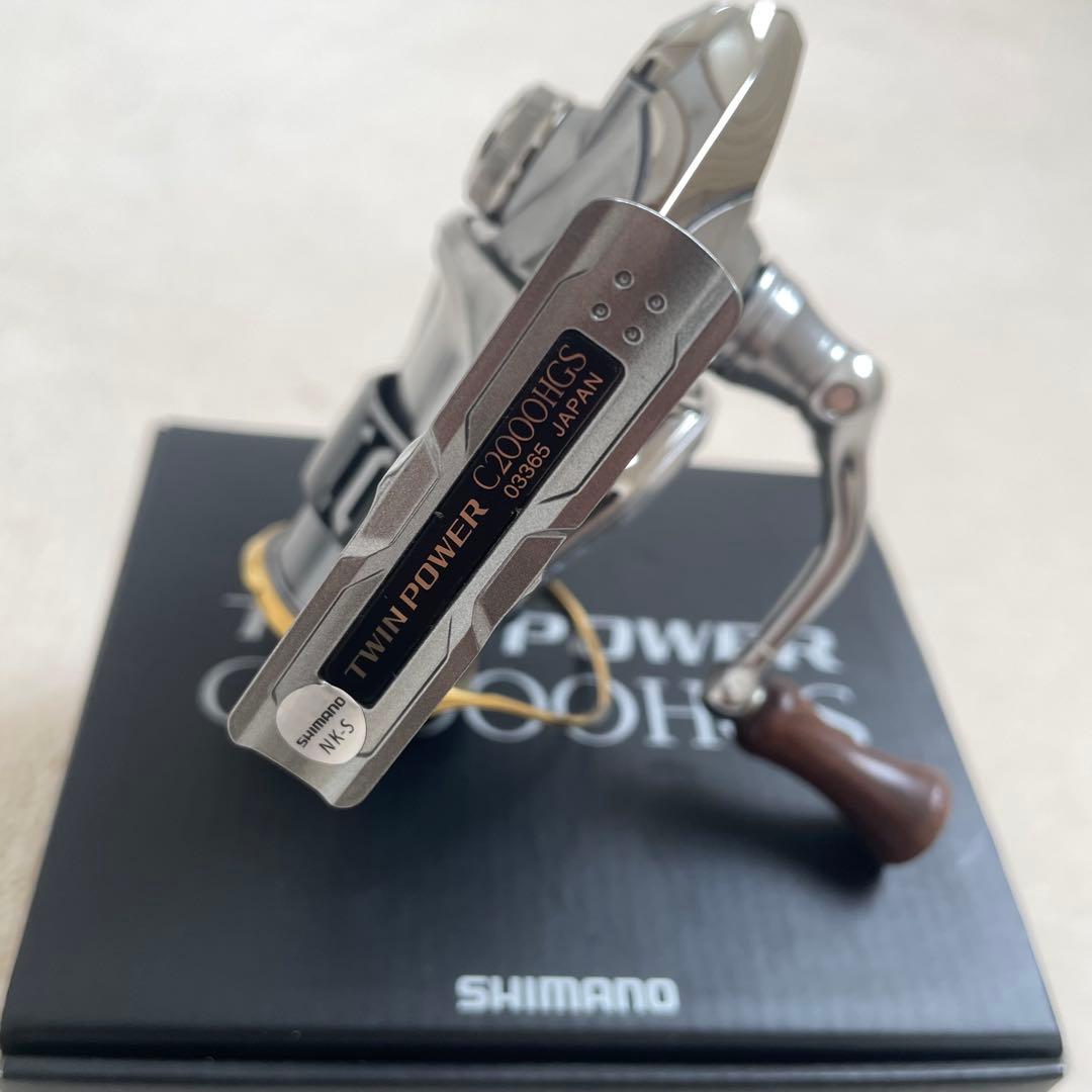 シマノ　15ツインパワー　2000HGS スピニングリール 木製ハンドルノブ付き