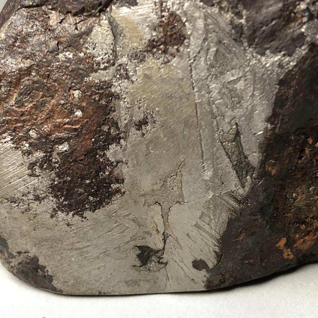 アルタイ隕石 鉄隕石　外皮付き隕石　エンドカット　原石　重さ約553ｇ