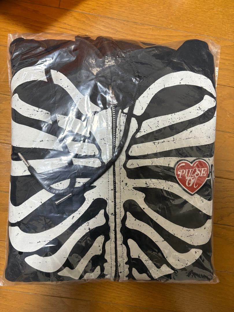 TREASURE PULSE ON パーカー（BLACK） Mサイズ