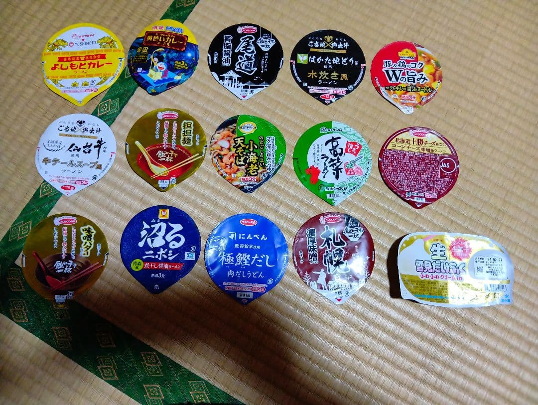 インスタント食品のフタ