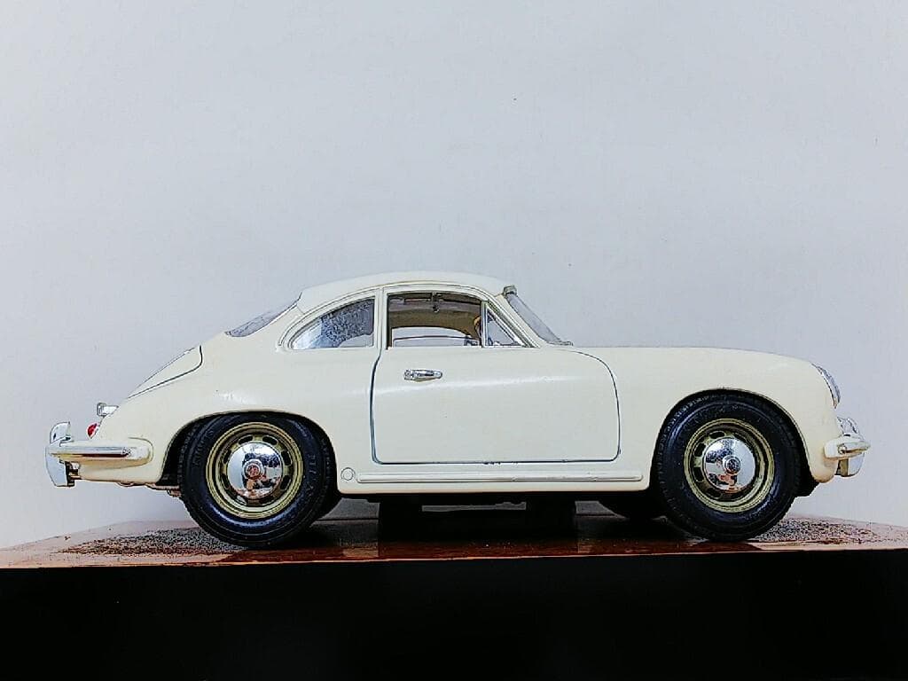 ブラーゴ 1/18 ポルシェ 356B クーペ1961 ダイキャストモデルカー