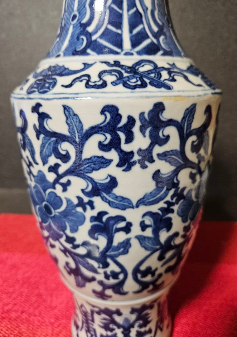 中国古美術　中国古陶磁　大清乾隆年製款　青華青花　花唐草文　丸口　瓶　罐　花入れ