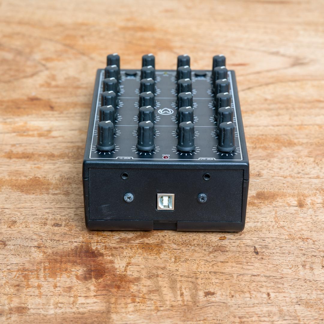 Faderfox PC4 MIDI コントローラー