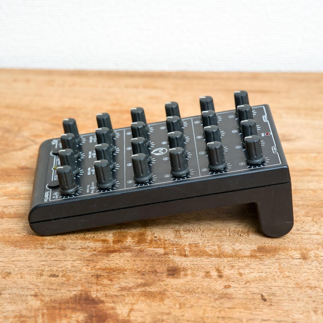 Faderfox PC4 MIDI コントローラー
