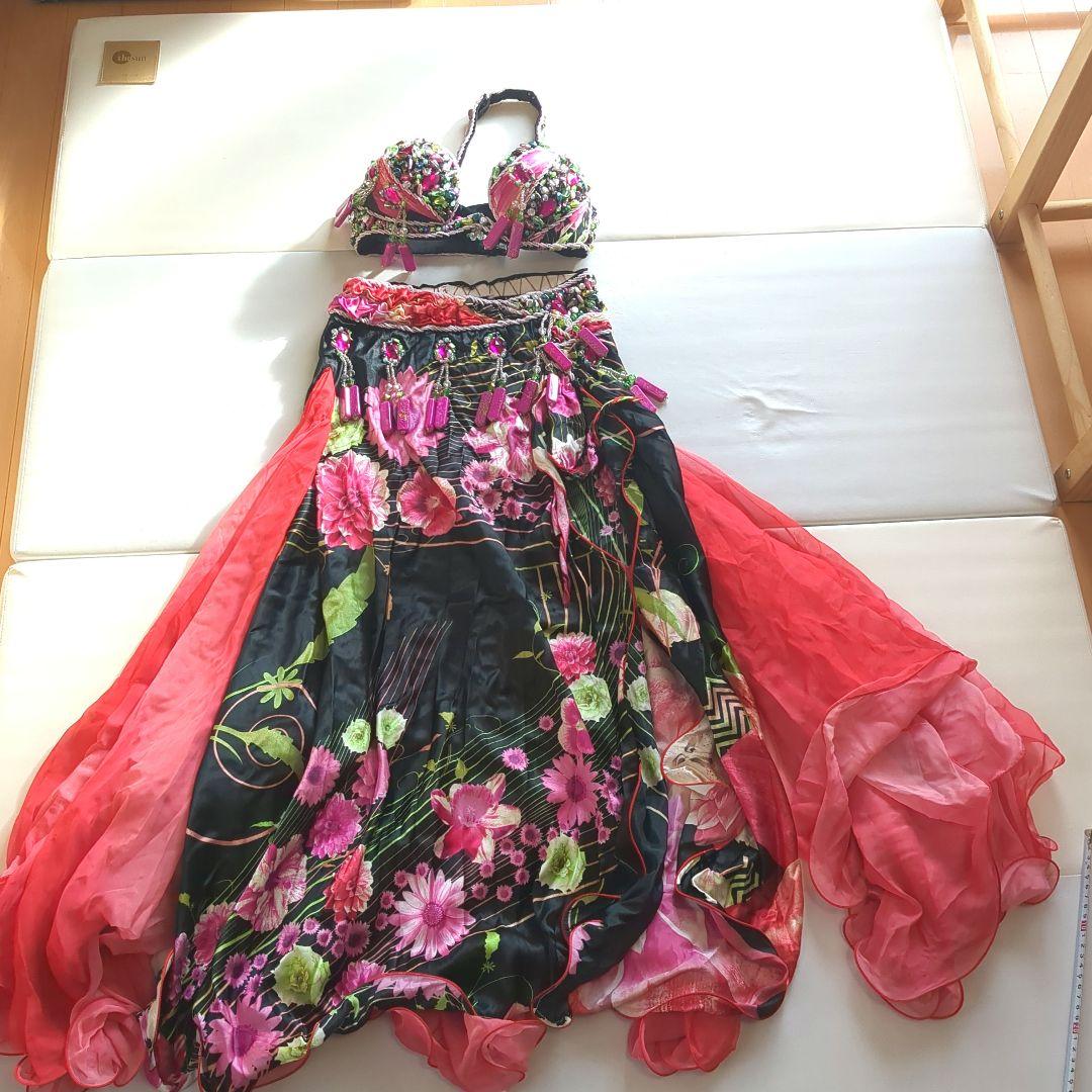 ベリーダンス衣装 黒×赤系花柄 豪華デザイン 側面スリット