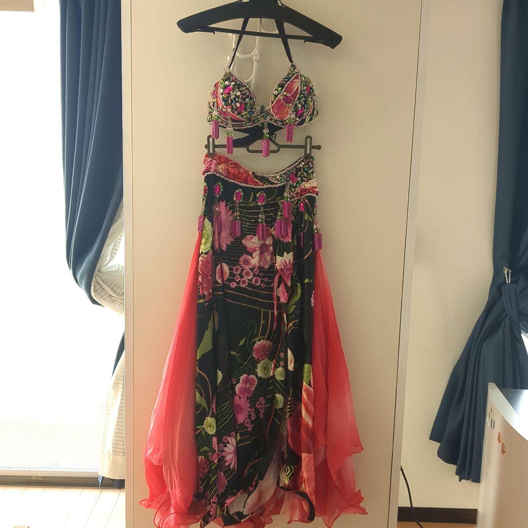 ベリーダンス衣装 黒×赤系花柄 豪華デザイン 側面スリット