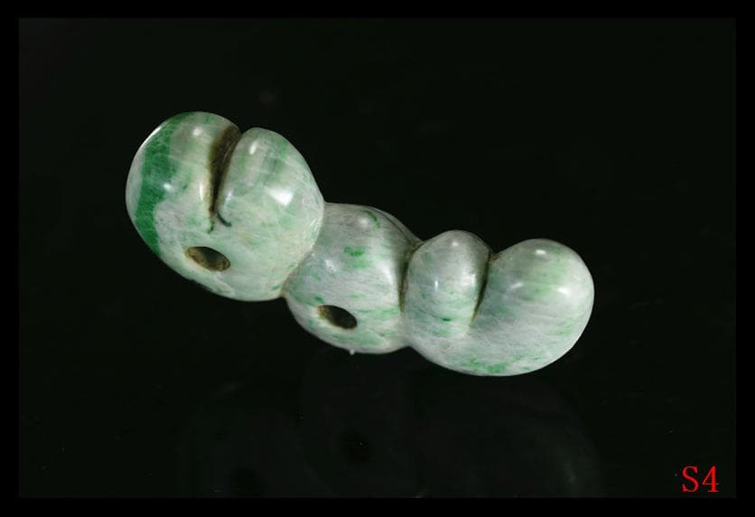 縄文期　極希少　糸魚川ろうかん硬玉本翡翠製　翠緑白色穿孔異状蚕獣形勾玉　出土石器