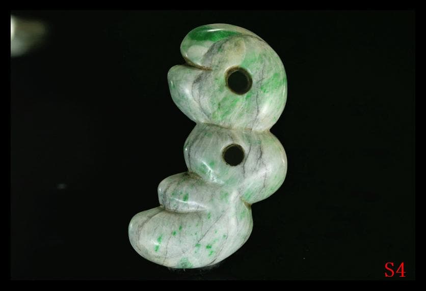 縄文期　極希少　糸魚川ろうかん硬玉本翡翠製　翠緑白色穿孔異状蚕獣形勾玉　出土石器